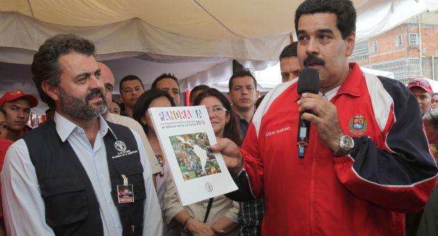 FAO representative for Venezuela, Marcelo Resende with the President of the Bolivarian Republic of Venezuela Nicolas Maduro.