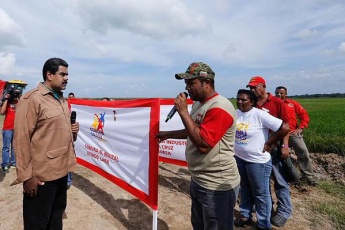 President Maduro presents the commune El Maizal with greenhouses to award their effort in combating the economic war through communal food production. (VTV/ aporrea.org)